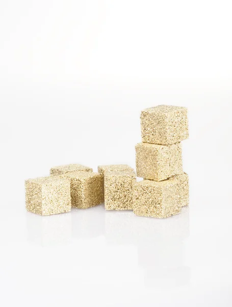 Cubos Açúcar Mascavo Sobre Branco — Fotografia de Stock