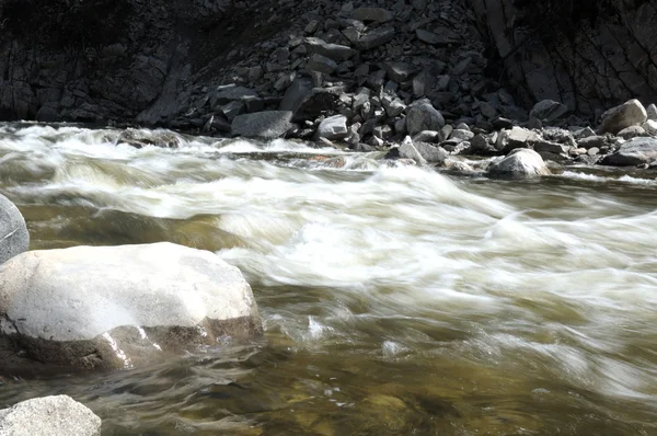 Bir dağ nehir hızlı akışı. Kısmen renkli fotoğraf.