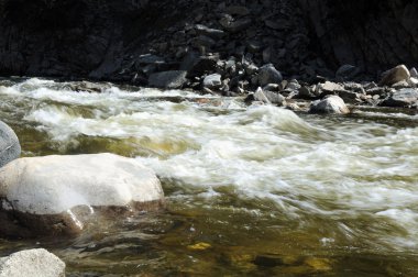 Bir dağ nehir hızlı akışı. Kısmen renkli fotoğraf.