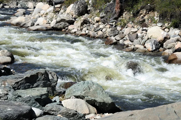 El rápido flujo de un río de montaña. Foto parcialmente teñida . — Foto de Stock