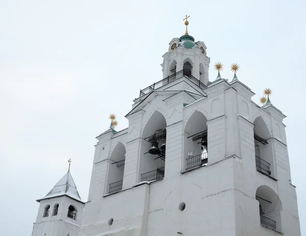 Widok Kościoła Nad Błękitnym Niebem — Zdjęcie stockowe