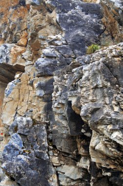 Keskin kayalara dağ