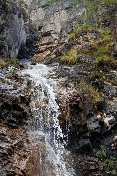 水从岩石溅 — 图库照片