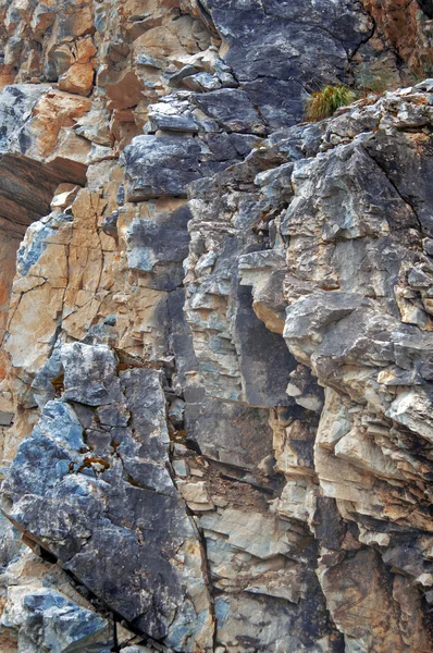 Montagna con rocce taglienti — Foto Stock