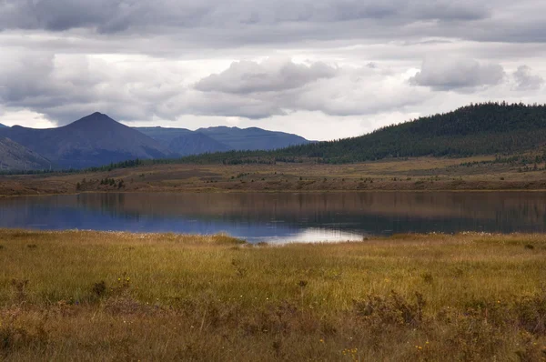 Névoa sobre o lago — Fotografia de Stock