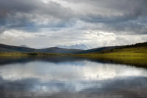 Ranní mlha nad jezerem — Stock fotografie