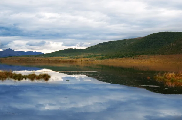 Névoa da manhã sobre o lago — Fotografia de Stock