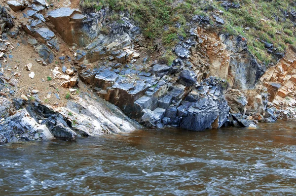 Claro río de montaña — Foto de Stock