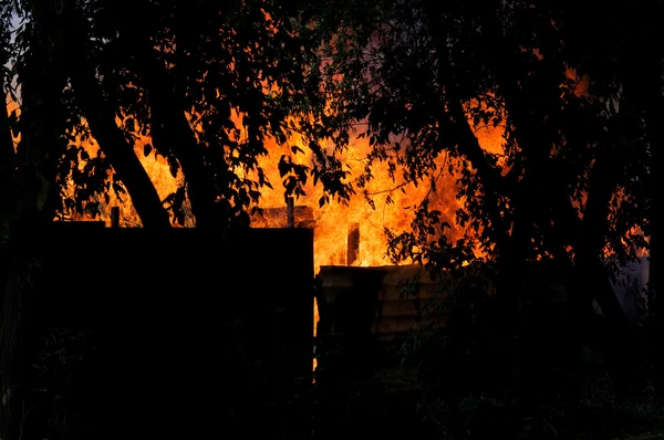 Dom w ogniu — Zdjęcie stockowe