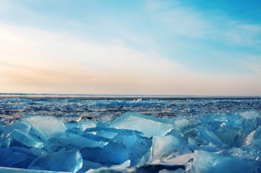 Buzlu kırık su donmuş