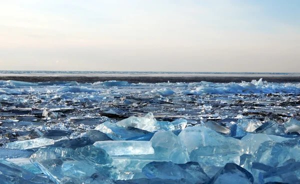 Заморожена крижана тріщина води — стокове фото