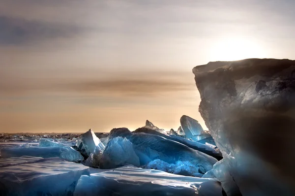 Eau glacée congelée fissurée — Photo