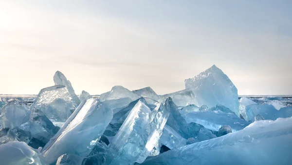 Bevroren iced gebarsten water — Stockfoto