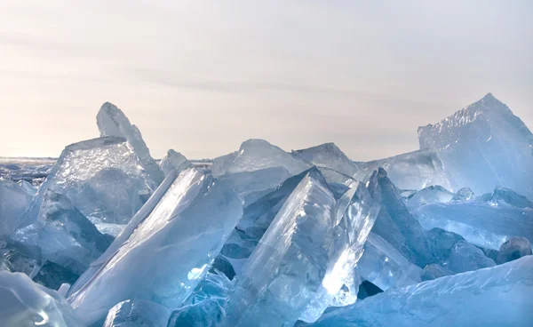 Bevroren iced gebarsten water — Stockfoto