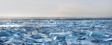 Buzlu kırık su donmuş
