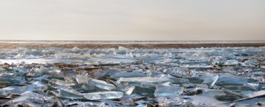 Buzlu kırık su donmuş