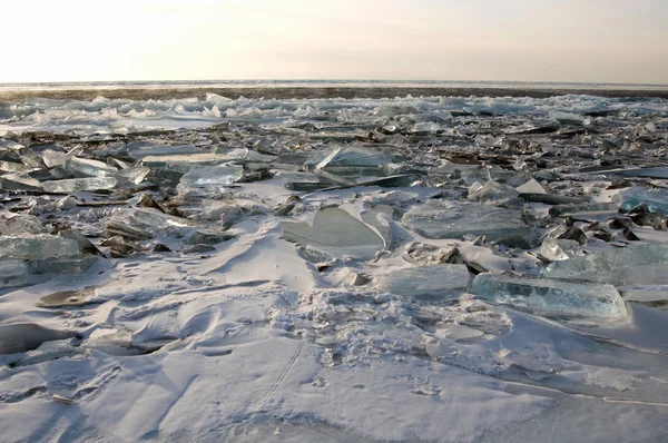 Zmrzlé ledové vody popraskané — Stock fotografie