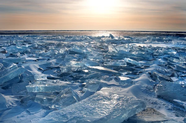 Mrożone lodowato zimnej wodzie pęknięty — Zdjęcie stockowe