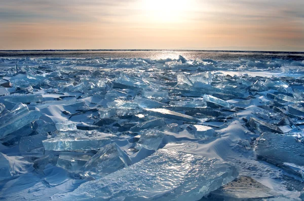 Bevroren iced gebarsten water — Stockfoto