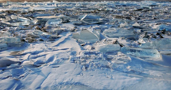 冻结冰裂纹的水 — 图库照片