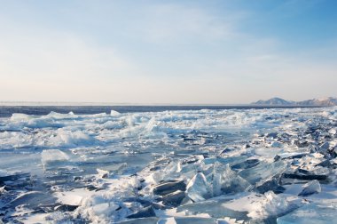 Buzlu kırık su donmuş