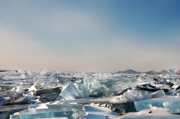 Bevroren iced gebarsten water — Stockfoto