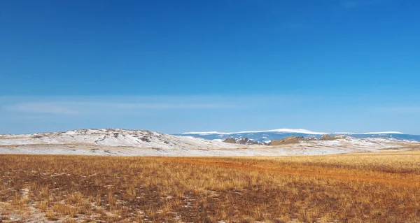 Синє небо над величезній степу, Olkhon острова, Байкал. Використовується тонування фотографії — стокове фото