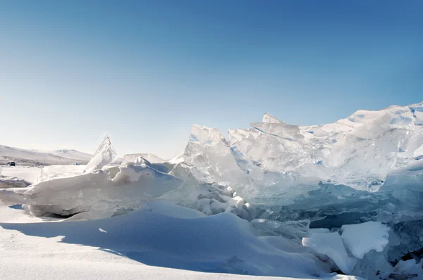 Ijs op het oppervlak van het Baikalmeer. — Stockfoto