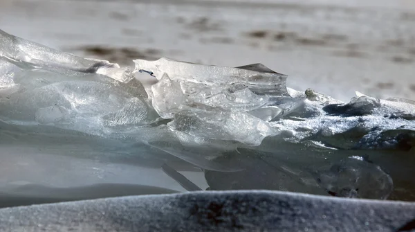 Gelado congelado água rachada — Fotografia de Stock