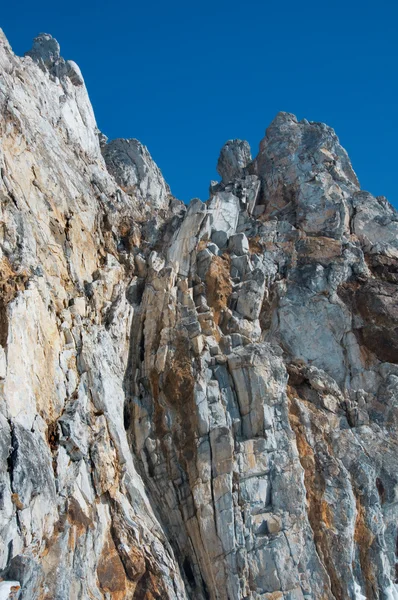 Capo Burhan sulla costa occidentale dell'isola di Olkhon. Lago Baikal. Luogo sacro sciamanico. Tonificazione usata della foto . — Foto Stock