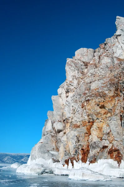 Capo Burhan sulla costa occidentale dell'isola di Olkhon. Lago Baikal. Luogo sacro sciamanico. Tonificazione usata della foto . — Foto Stock