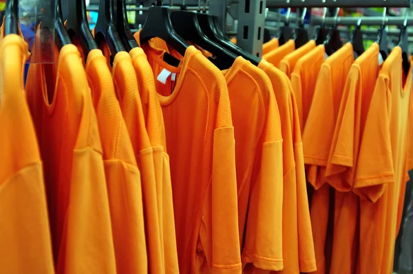 Kolorowe koszulki na wieszaki — Stockfoto