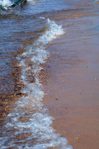 Mořská pláž s vlnami — Stock fotografie
