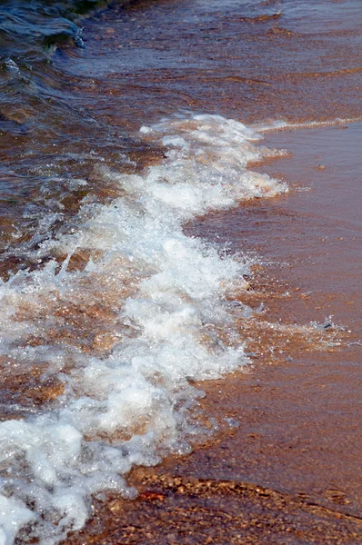 Plage de la mer avec vagues — Photo