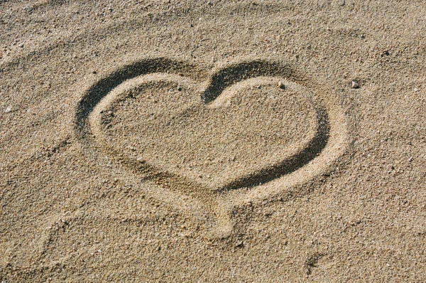 Arte sabbiosa, cuore disegnato a mano sulla sabbia — Foto Stock