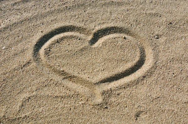 Sandy art, hand getrokken hart op zand — Stockfoto