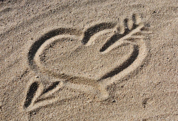 Arte arenosa, coração desenhado à mão na areia — Fotografia de Stock