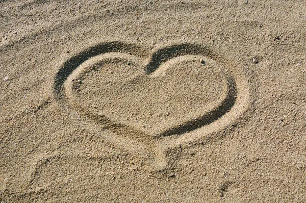 Arte arenosa, coração desenhado à mão na areia — Fotografia de Stock
