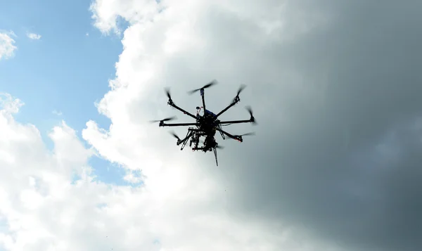 Octocopter 無人飛行では、デジタル カメラで使用される写真の調子を整える — ストック写真