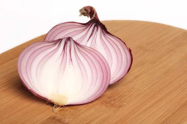 Red onion on Bamboo cutting board — Stock Photo, Image