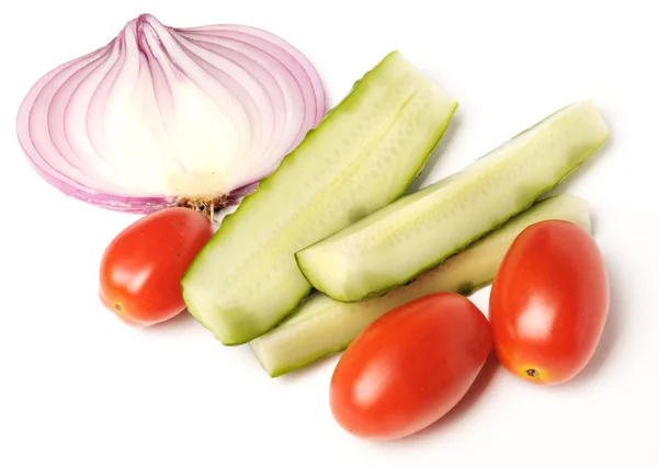 Gesalzene Gurken, rote Kirschtomaten und in Scheiben geschnittene rote Zwiebeln auf weißem, traditionellem Snack beim Wodka trinken — Stockfoto