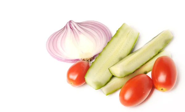 Gesalzene Gurken, rote Kirschtomaten und in Scheiben geschnittene rote Zwiebeln auf weißem, traditionellem Snack beim Wodka trinken — Stockfoto