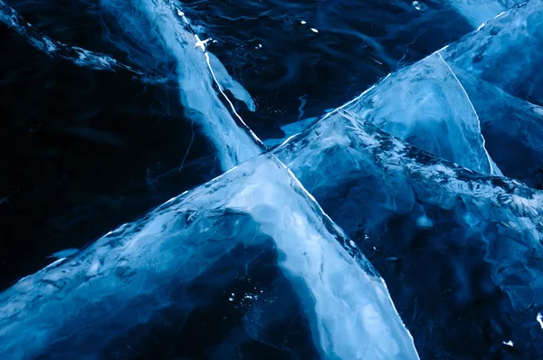 Inverno. Ghiaccio sulla superficie del lago Baikal. Cracks nella superficie di ghiaccio. Tempesta di ghiaccio. Tonificazione blu intenso usato della foto . — Foto Stock