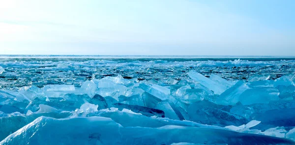 Inverno. Gelo na superfície do Lago Baikal. Rachaduras na superfície do gelo. Tempestade de gelo. Usado tonificação azul profundo da foto . — Fotografia de Stock