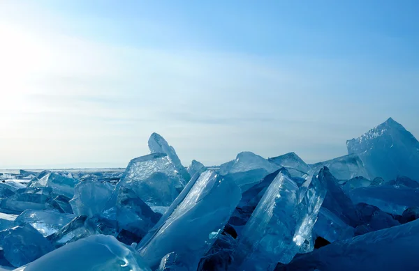 冬。バイカル湖の水面を氷します。氷の表面に亀裂。氷の嵐。写真のディープ ブルー調色を使用. — ストック写真