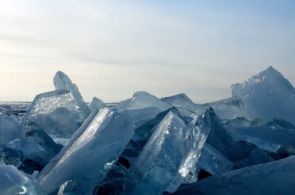 Zima. LED na povrchu jezera Bajkal. Praskliny v ledové plochy. Ledová bouře. Použité, temně modré tónování fotografie. — Stock fotografie