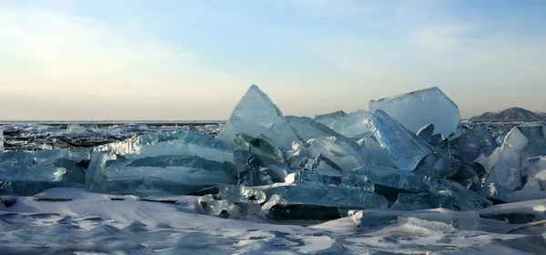 Inverno. Ghiaccio sulla superficie del lago Baikal. Cracks nella superficie di ghiaccio. Tempesta di ghiaccio. Tonificazione blu intenso usato della foto . — Foto Stock