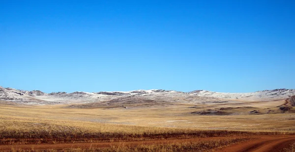 Ciel bleu sur les vastes steppes, île Olkhon, Baïkal. Tonification utilisée de la photo — Photo