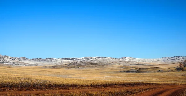 Ciel bleu sur les vastes steppes, île Olkhon, Baïkal. Tonification utilisée de la photo — Photo