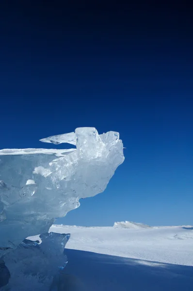 Inverno. Gelo na superfície do Lago Baikal. Rachaduras na superfície do gelo. Tempestade de gelo. Usado tonificação azul profundo da foto . — Fotografia de Stock